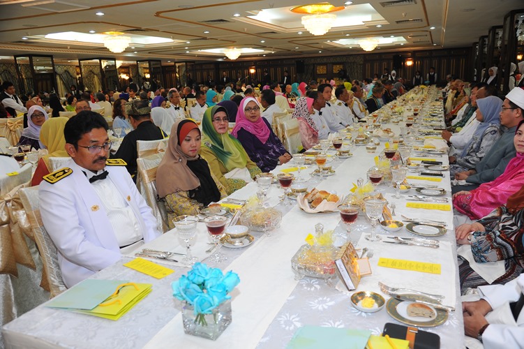 8. Adat Tertib Duduk Dalam Majlis